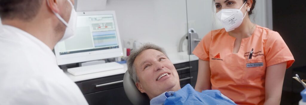 Zahnarzt spricht mit Patient, Zahnreinigung, Zahngesundheit, Praxisbesuch.
