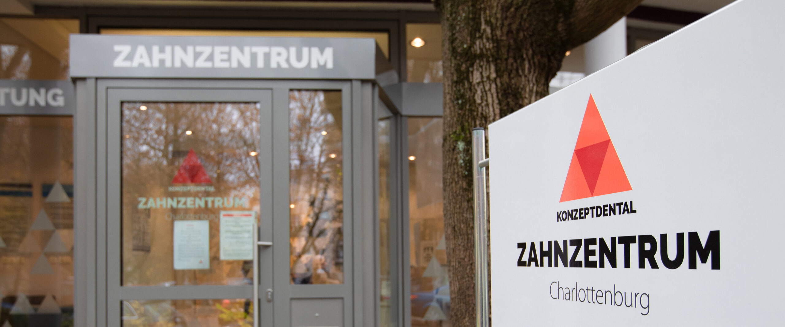 Zahnzentrum Charlottenburg Eingangsbereich, modernes Zahnarztzentrum.