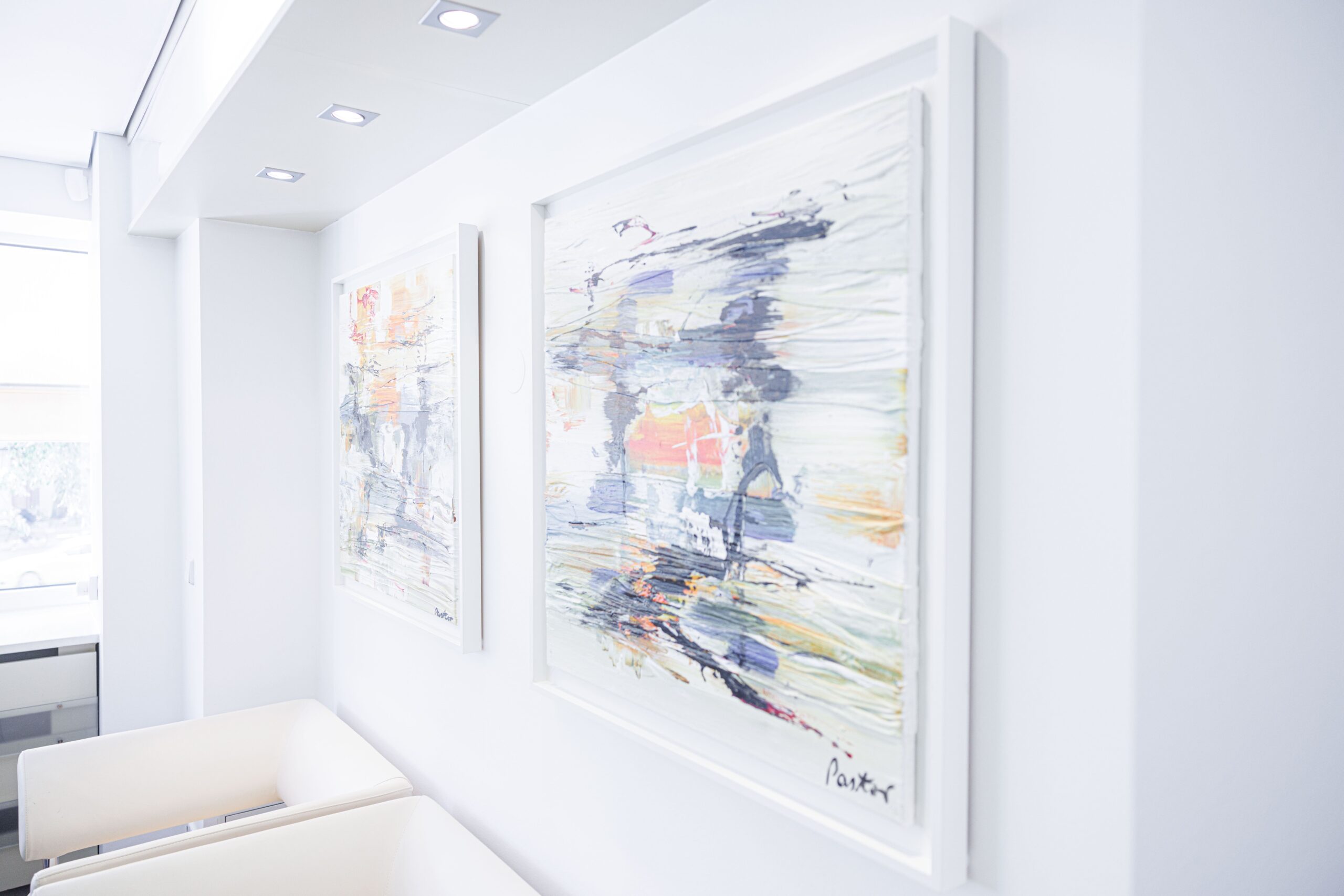 Moderne Kunst im Wartezimmer einer Zahnarztpraxis, beruhigende Atmosphäre.