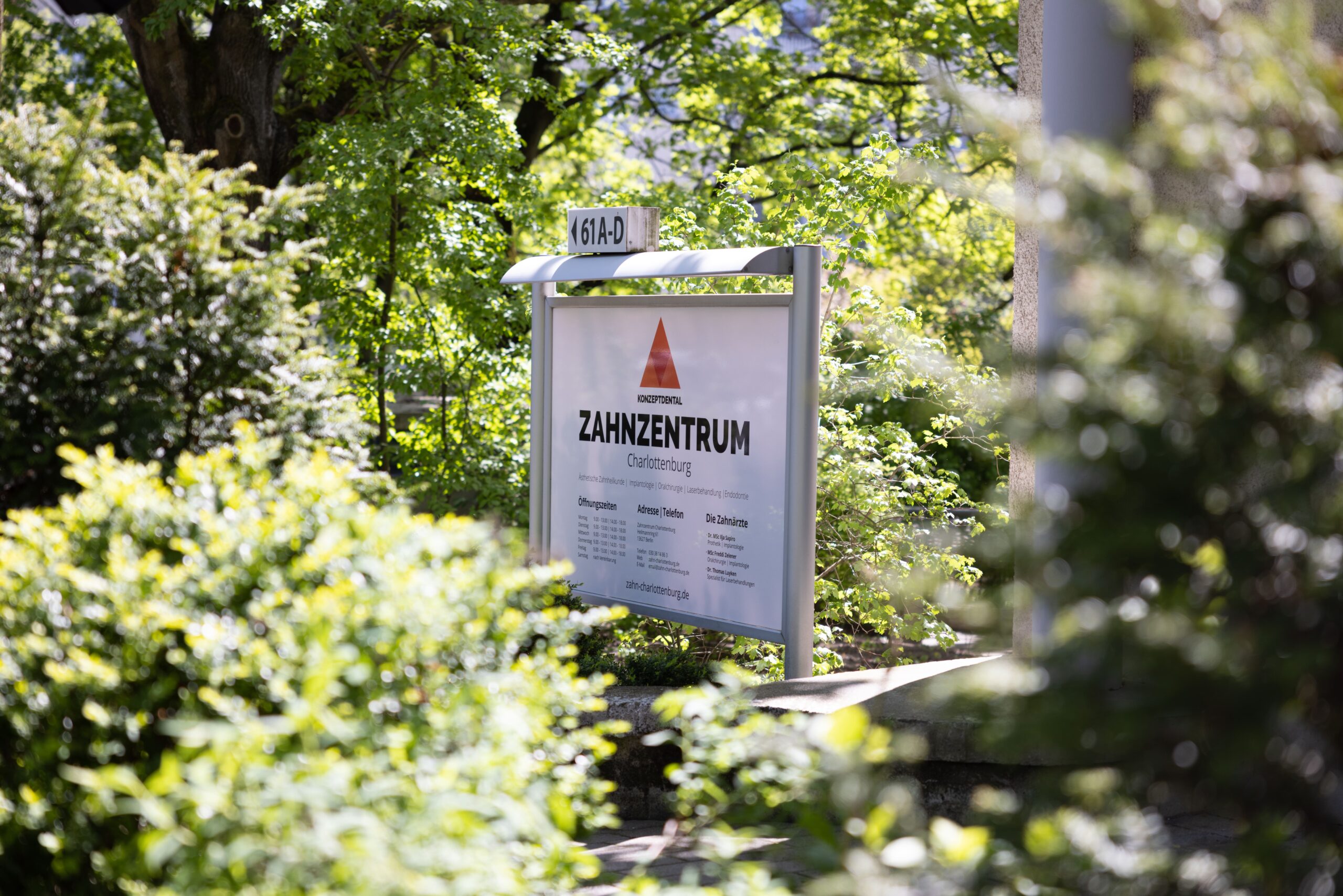 Zahnzentrum Charlottenburg Schild im Grünen, moderne Zahnarztpraxis in Berlin.