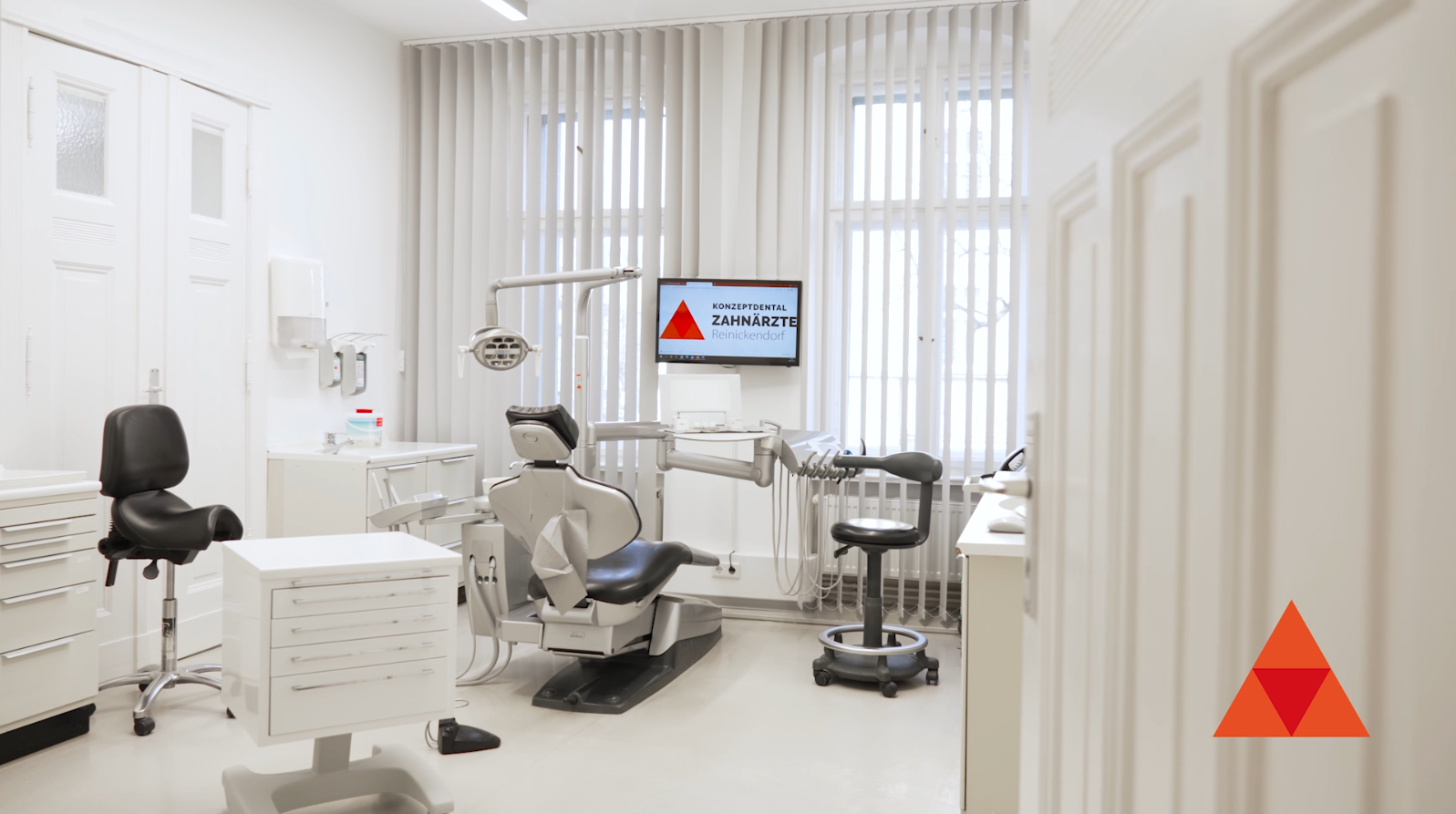 Moderne Zahnarztpraxis mit Behandlungsstuhl und Equipment.