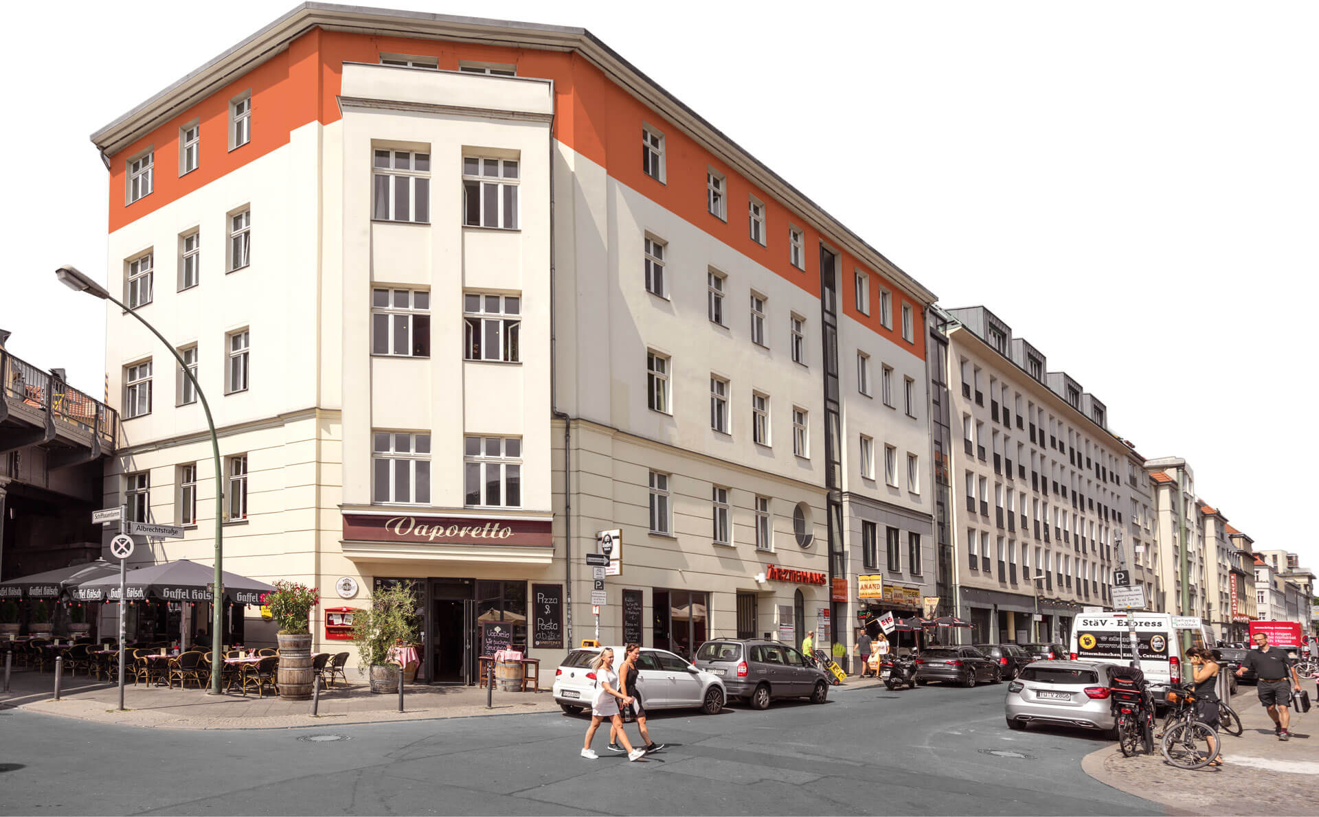 Straßenansicht mit Zahnarztpraxis im Ärztehaus