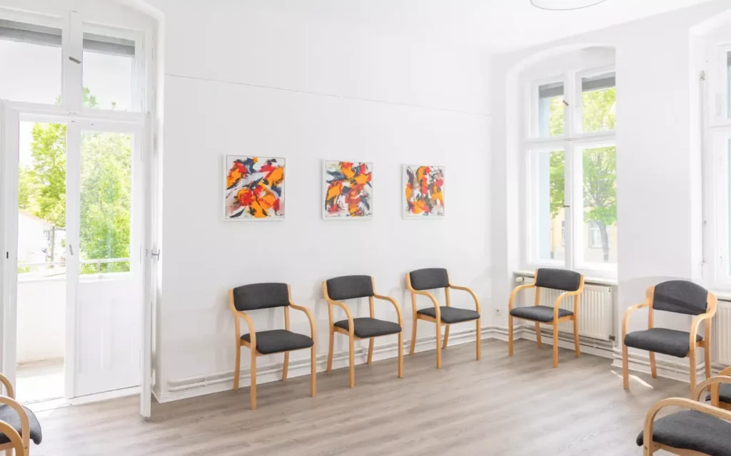 Moderner Wartebereich einer Zahnarztpraxis mit Kunst an der Wand