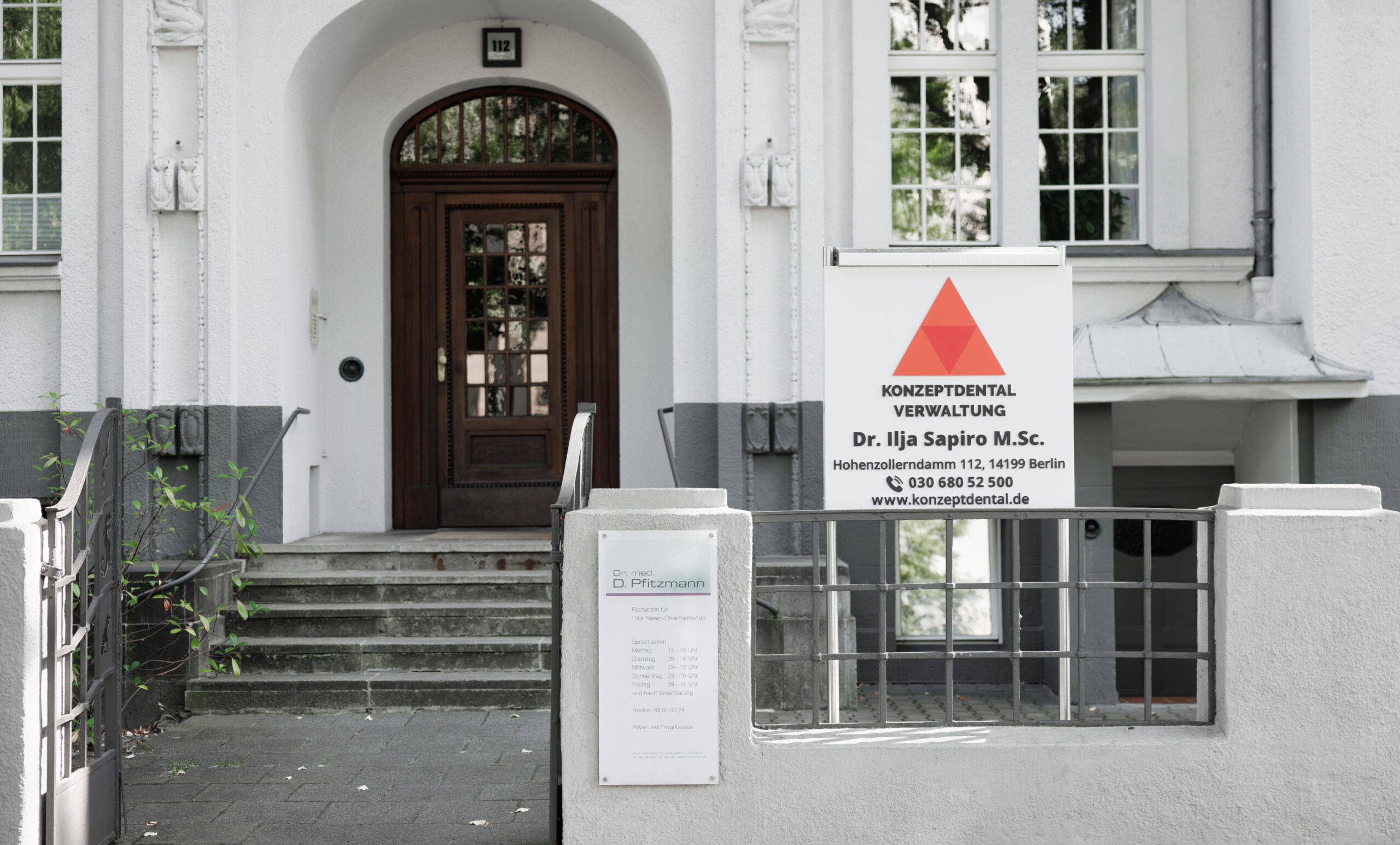 Zahnarztpraxis Eingang mit Firmenschild in Berlin.